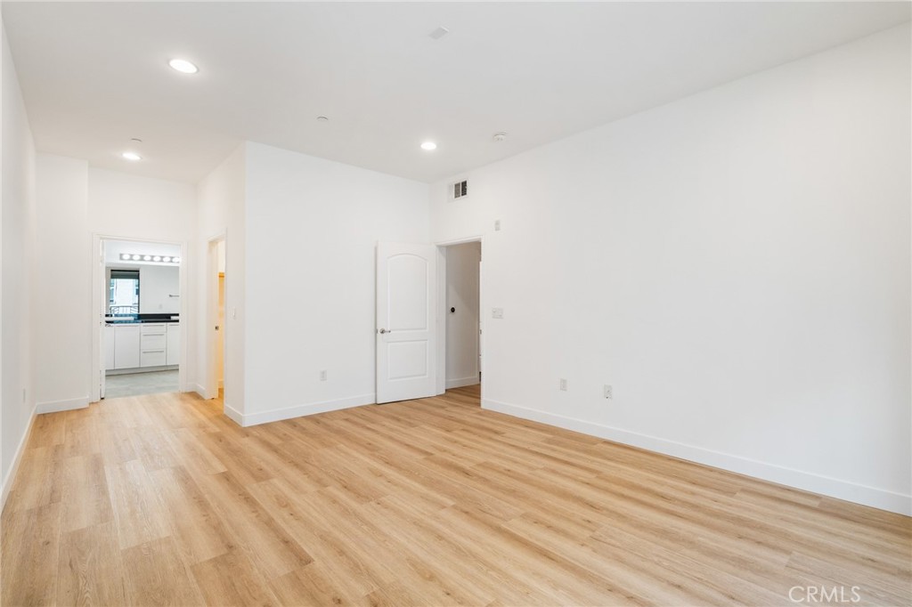 230 S Jackson 309 Property Photo 14