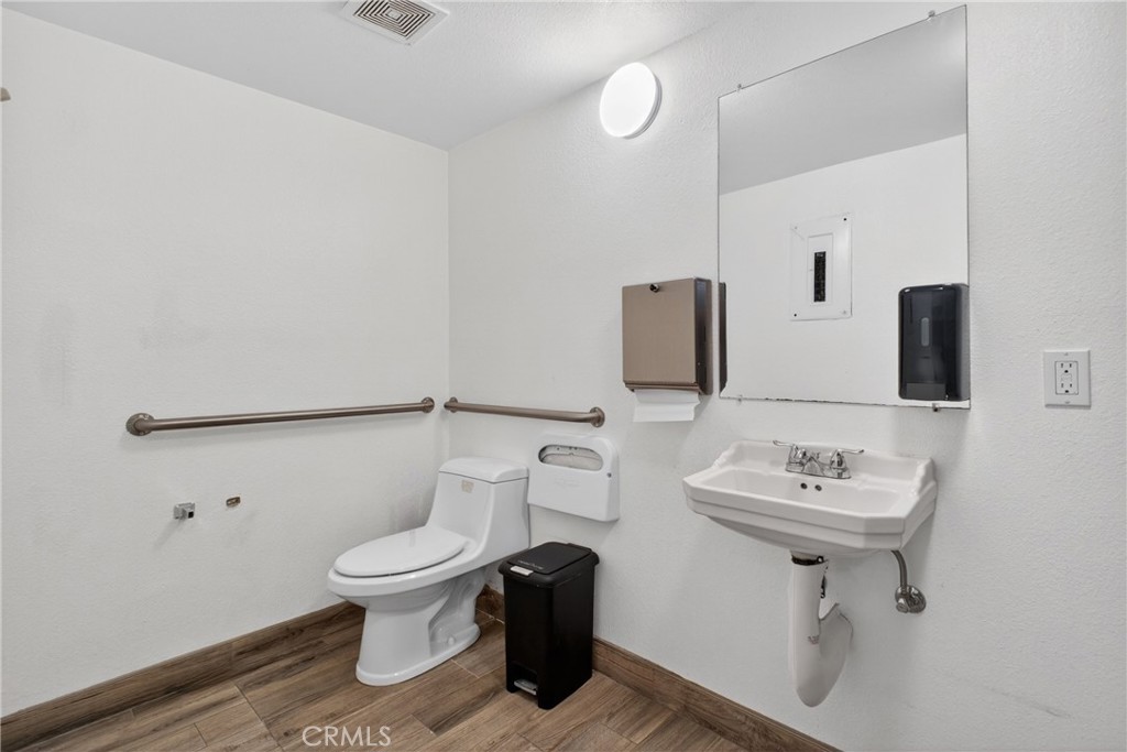 1535 E 17th Street E 110 Property Photo 7