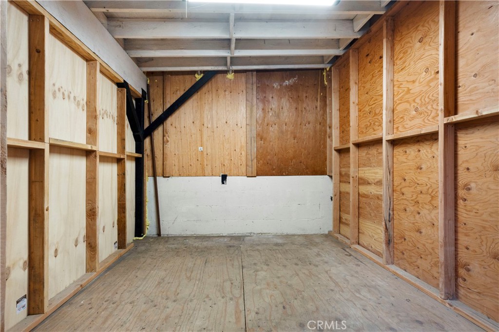 2313 E 1st Property Photo 15