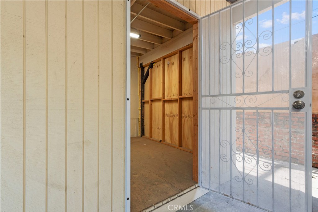 2313 E 1st Property Photo 16