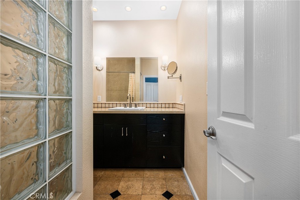 425 E Ocean 440 Property Photo 27