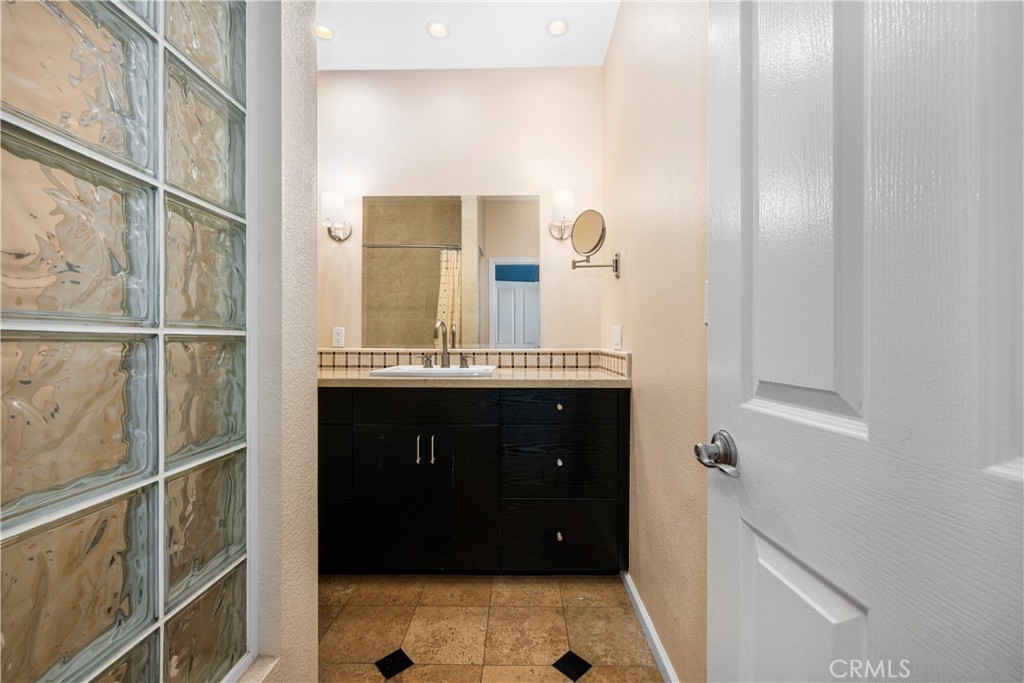 425 E Ocean 440 Property Photo 27