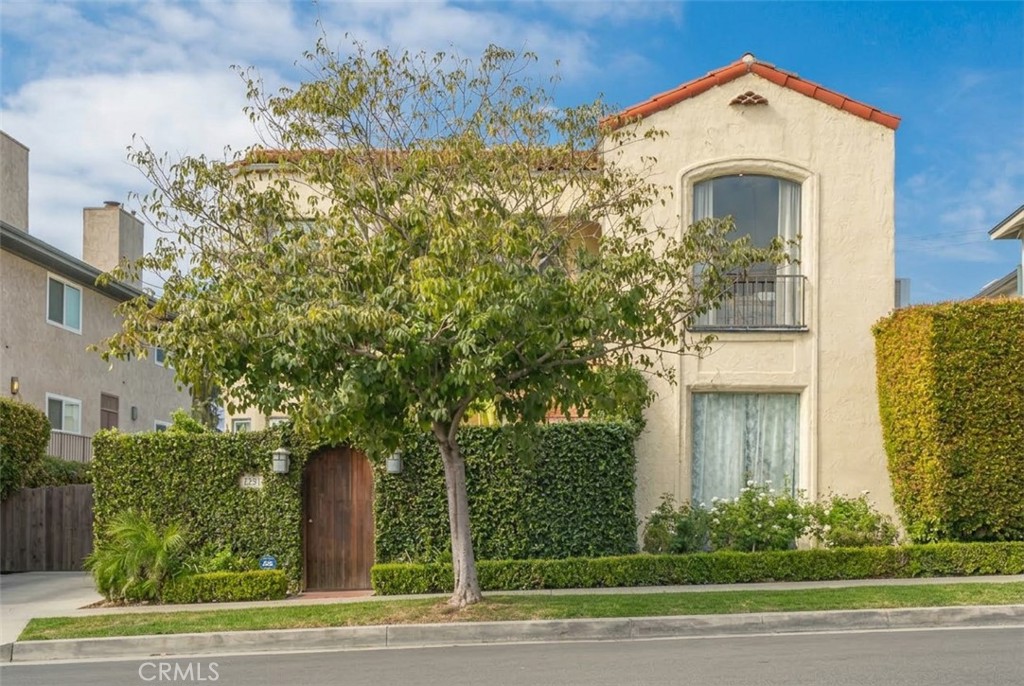 1293 S Cochran Avenue Property Photo 2