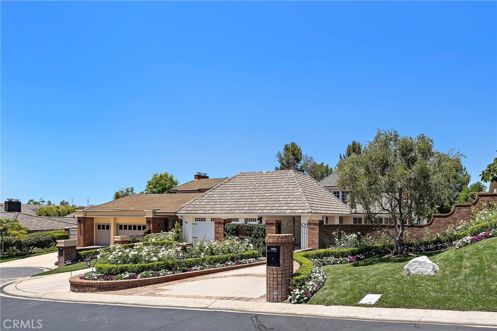 5603 E Crest De Ville Property Photo 1