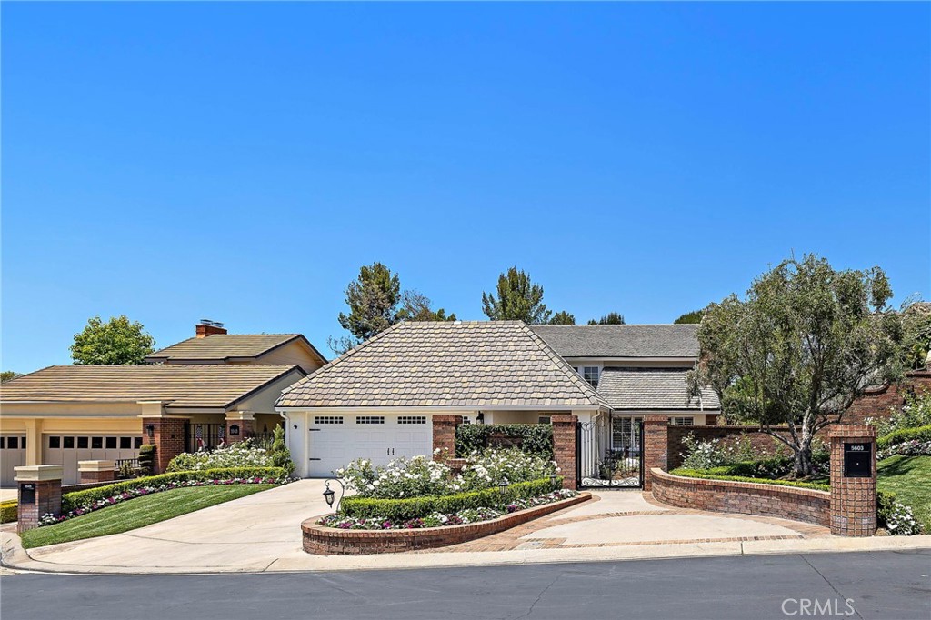 5603 E Crest De Ville Property Photo 3