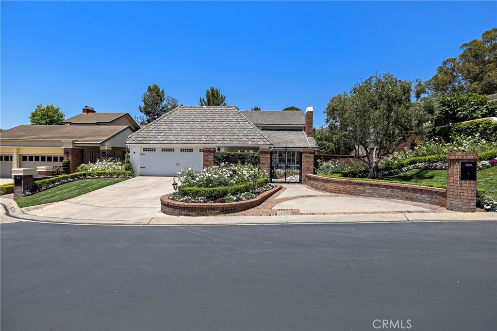 5603 E Crest De Ville Property Photo 5