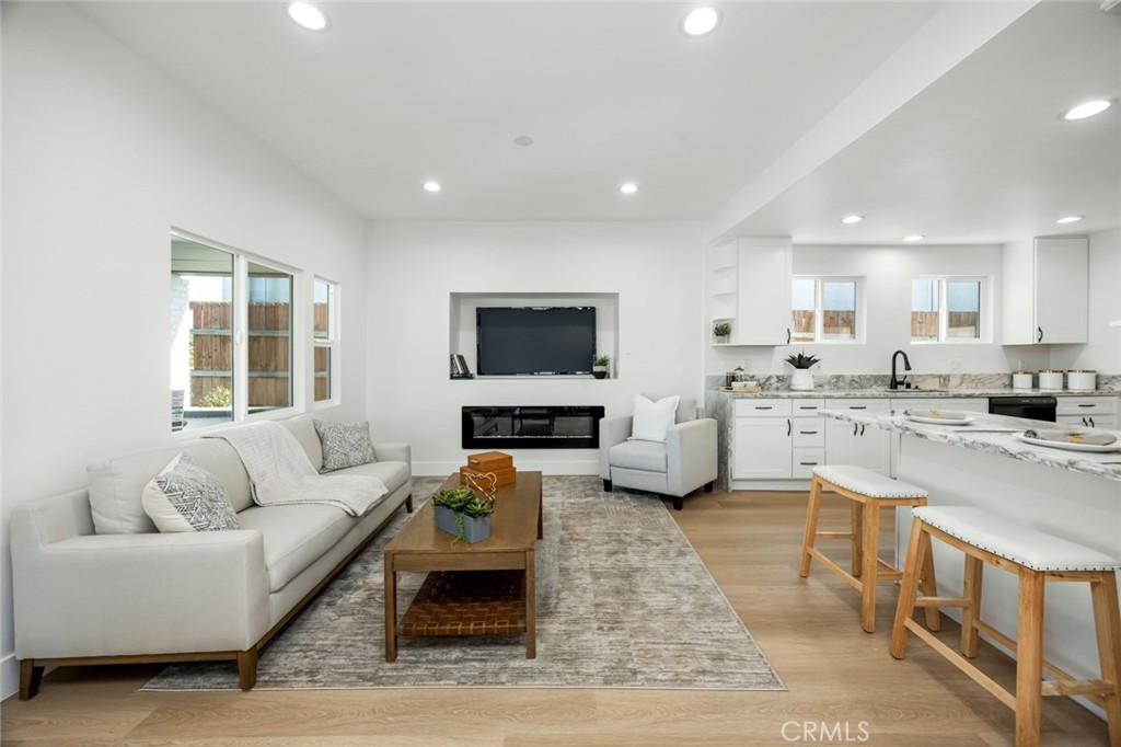 201 S Melrose Property Photo 4