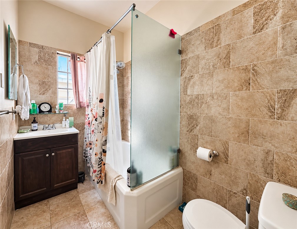 1347 N Mansfield Property Photo 3