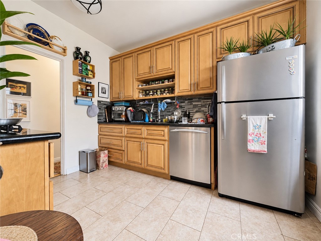 1347 N Mansfield Property Photo 4