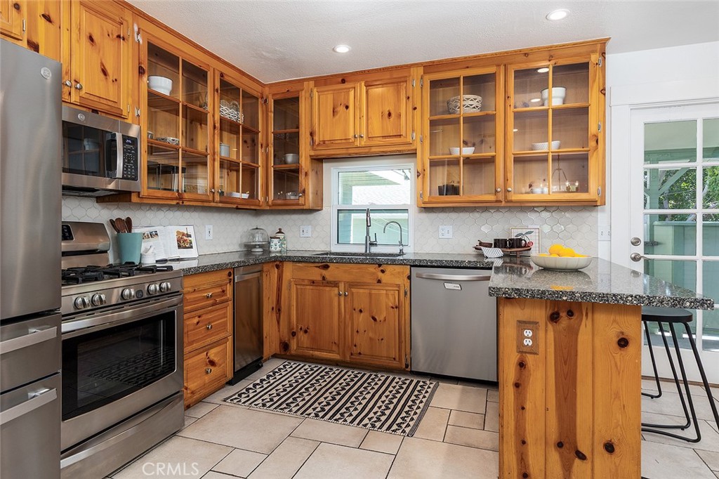 2832 Mayfield Ave. Property Photo 6