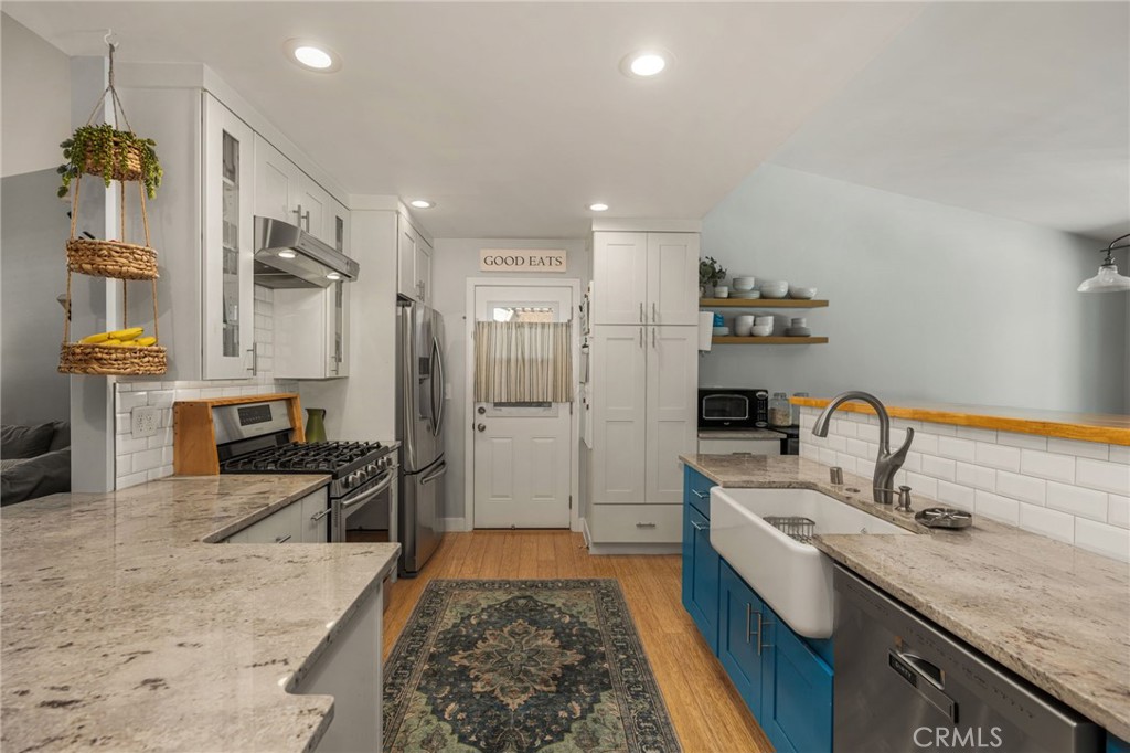 1231 N Dolores Property Photo 9