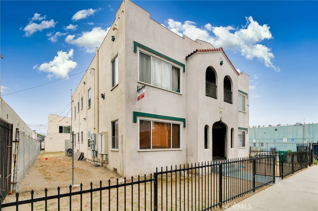 1224 E 17th Street Property Photo 4