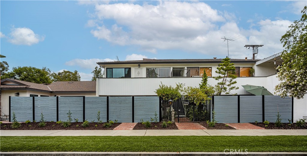 12408 Archwood Property Photo 1