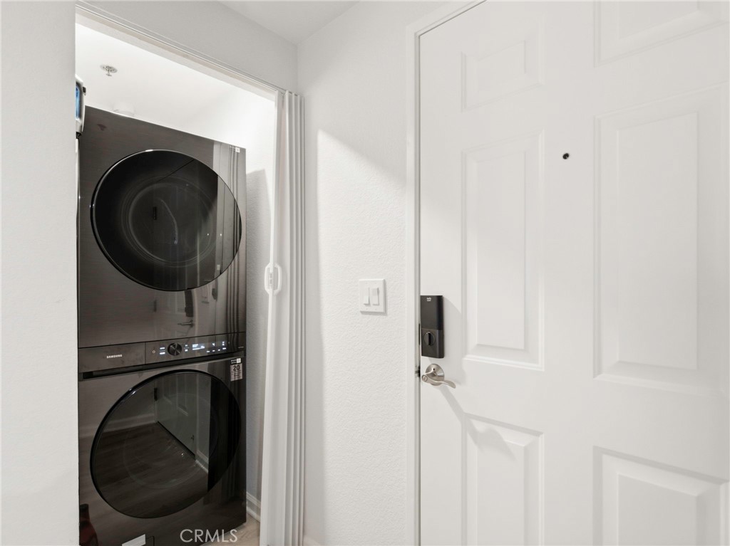 838 Pine 215 Property Photo 4