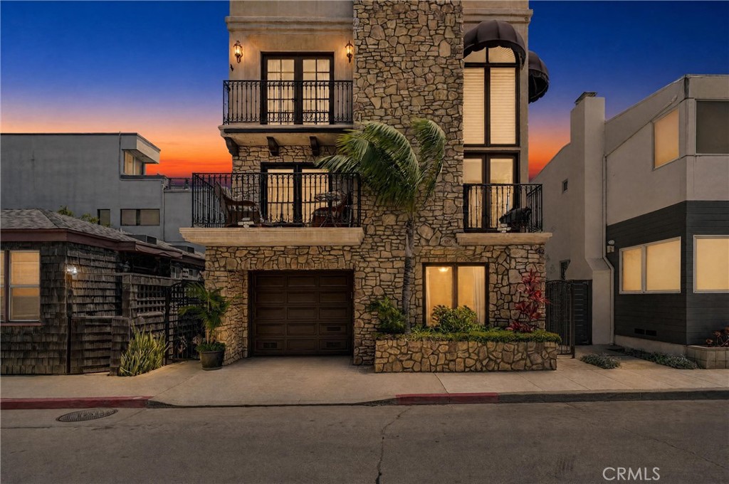 42 56th Pl Property Photo 3