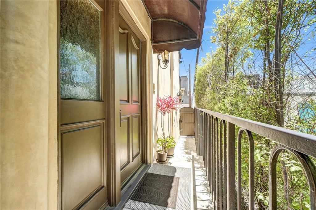 42 56th Pl Property Photo 6