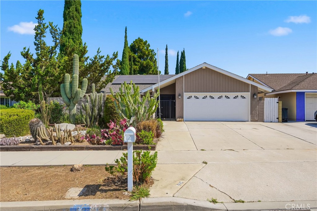 4605 E Silverleaf Property Photo 1