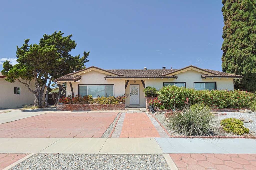 1641 W Buena Vista