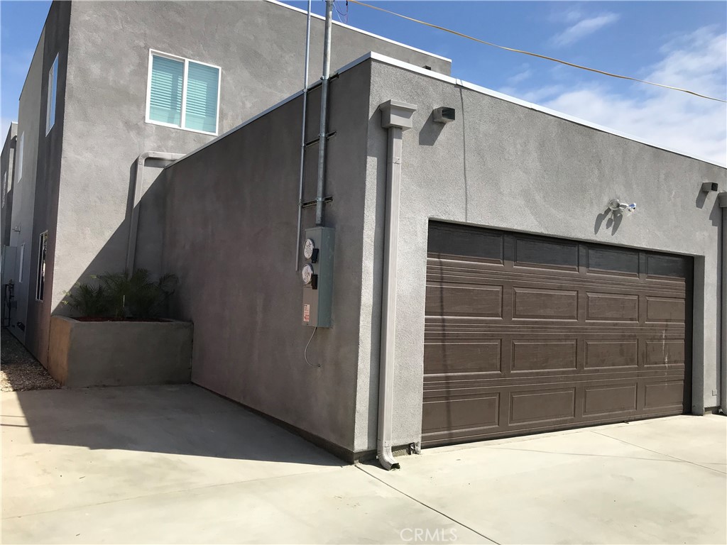 220 E 61st Property Photo 1