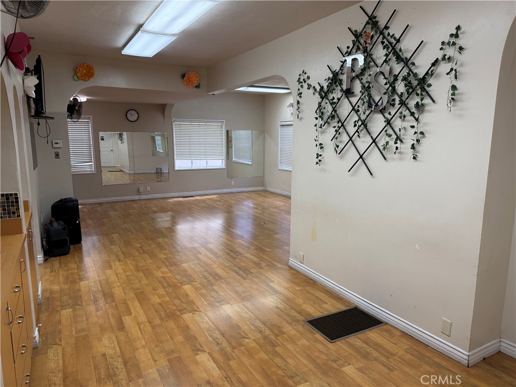 220 W Cypress Property Photo 4