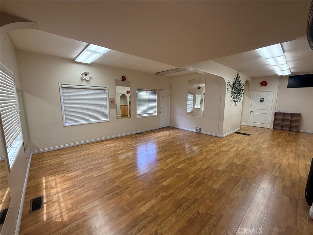 220 W Cypress Property Photo 5