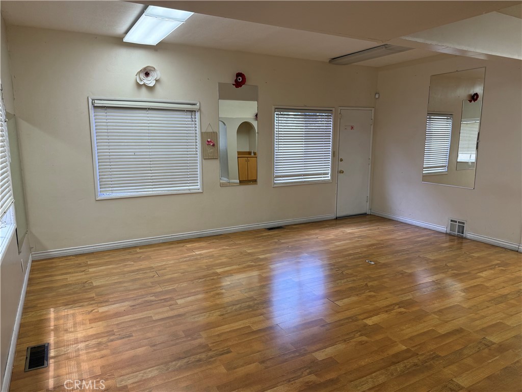 220 W Cypress Property Photo 6