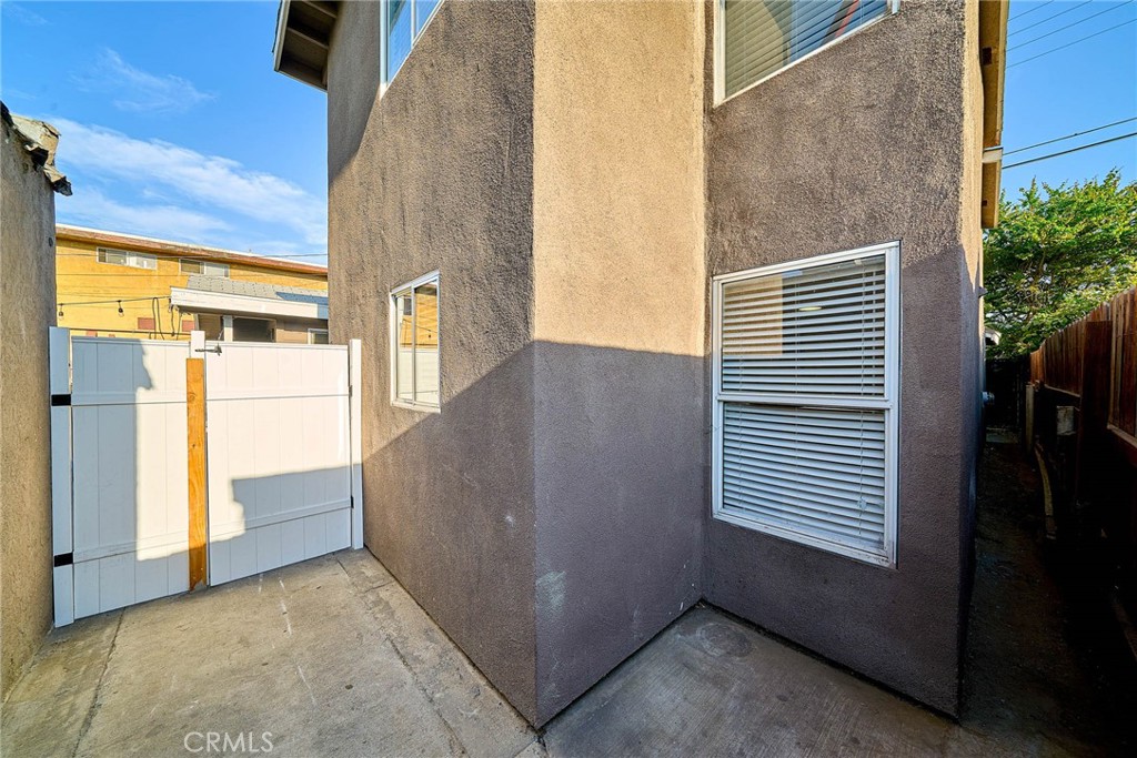218 E 25th Property Photo 4