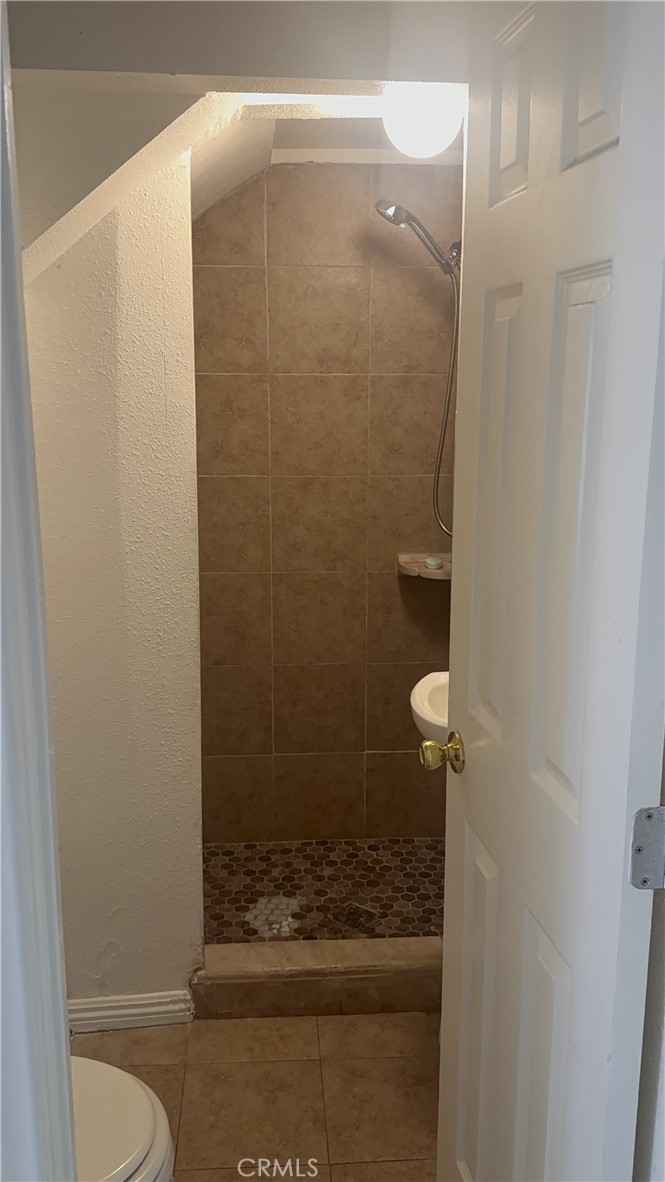 218 E 25th Property Photo 8