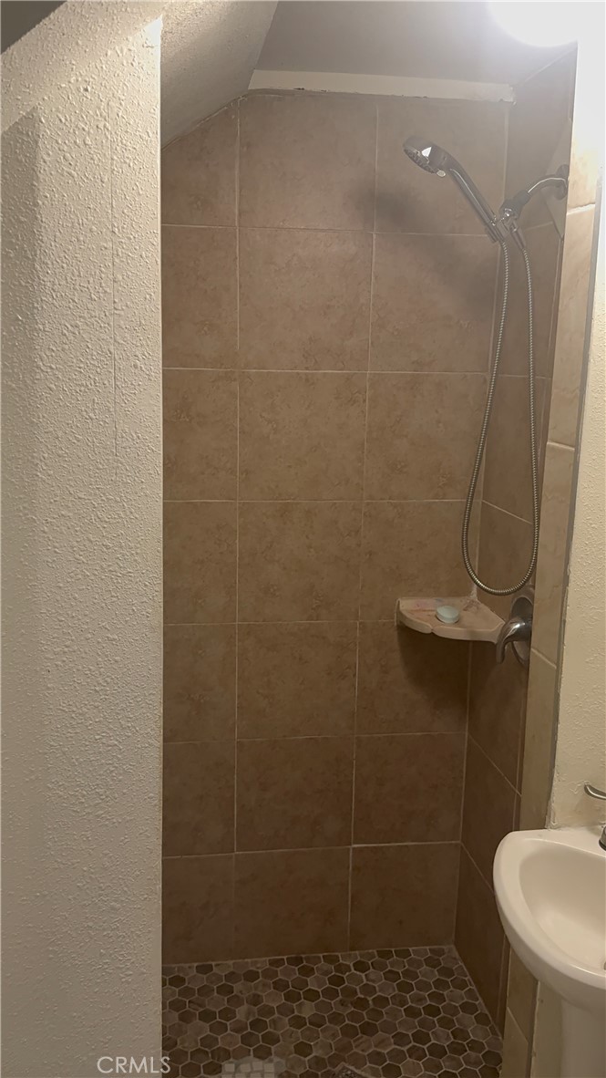 218 E 25th Property Photo 9
