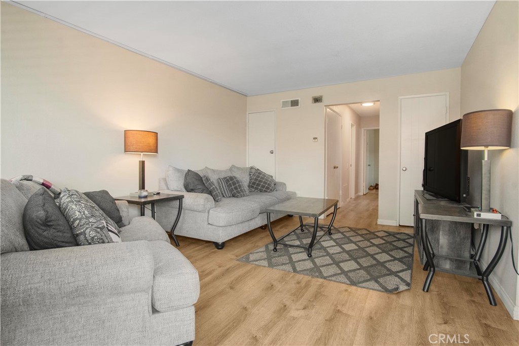 2423 Deodar Property Photo 3