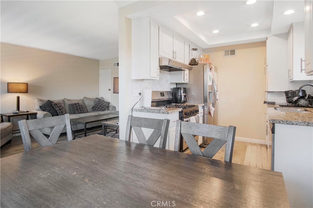 2423 Deodar Property Photo 4