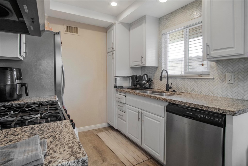 2423 Deodar Property Photo 7