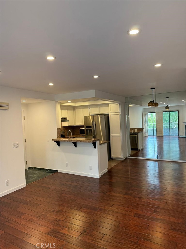 17800 Burbank 204 Property Photo 2