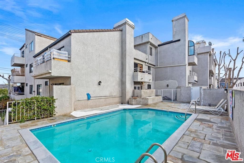 17800 Burbank 204 Property Photo 20
