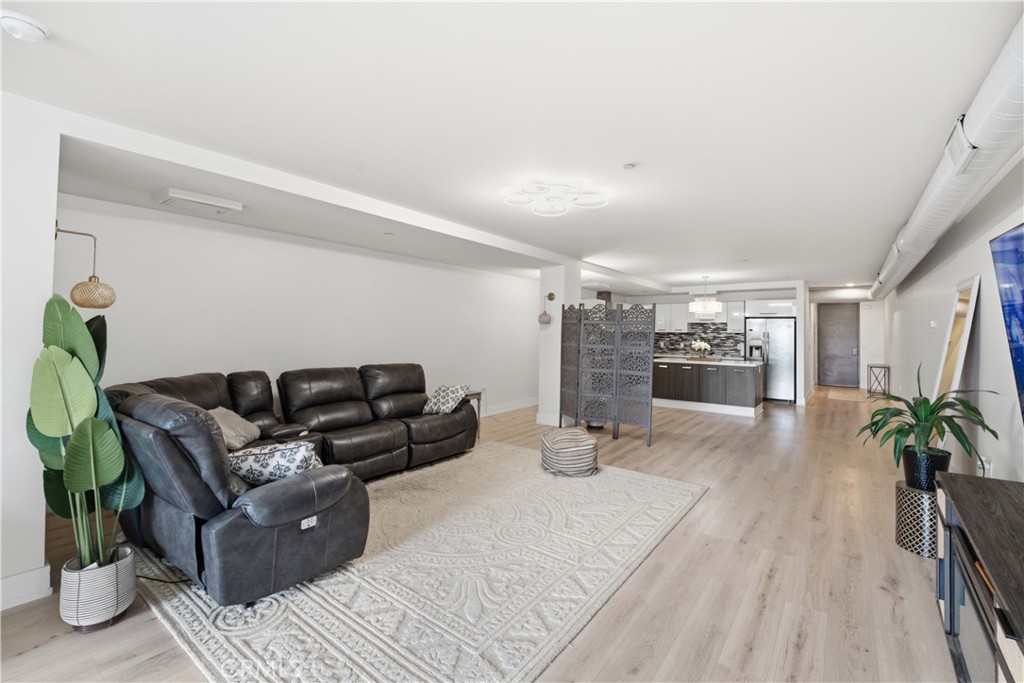 433 Pine Avenue 201 Property Photo 2