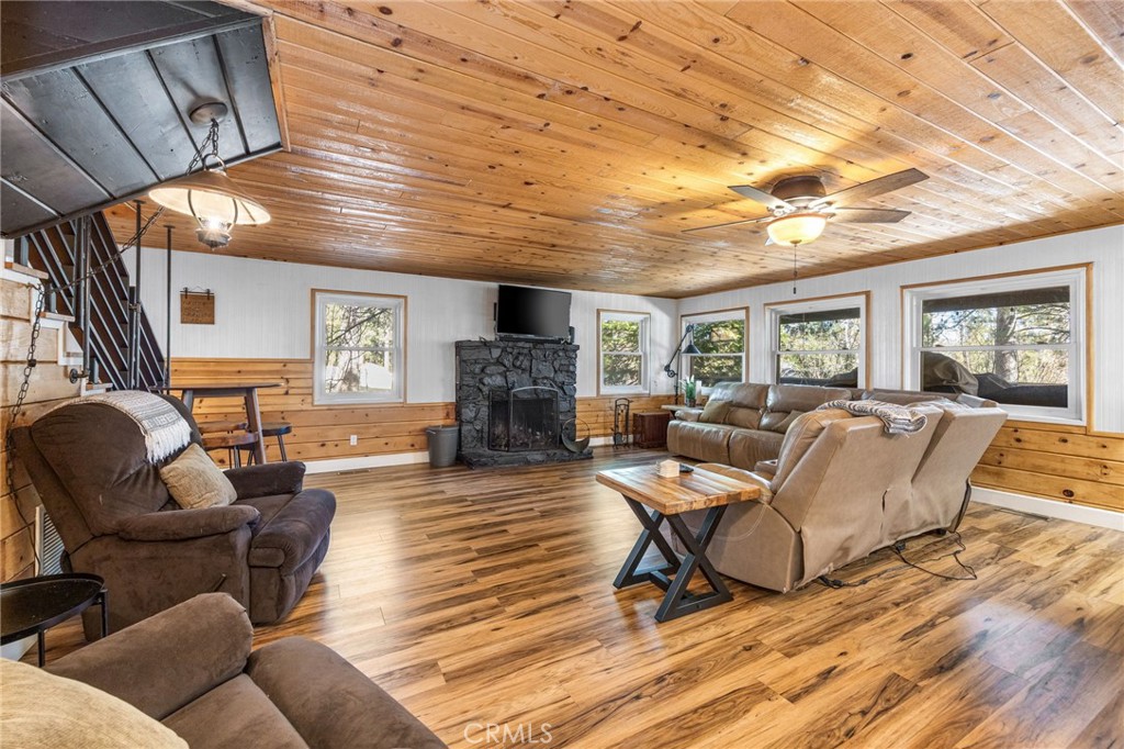 547 Chipmunk Property Photo 2