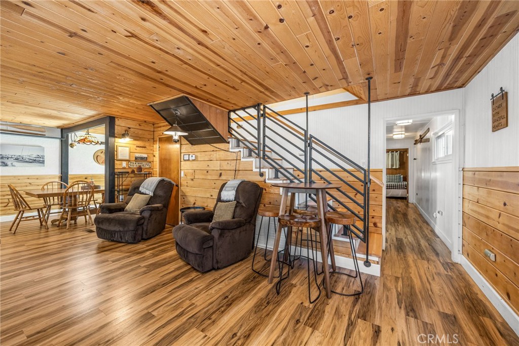 547 Chipmunk Property Photo 4