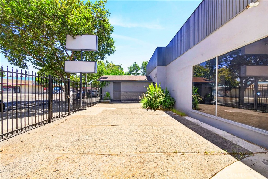 450 W Holt Avenue Property Photo 1