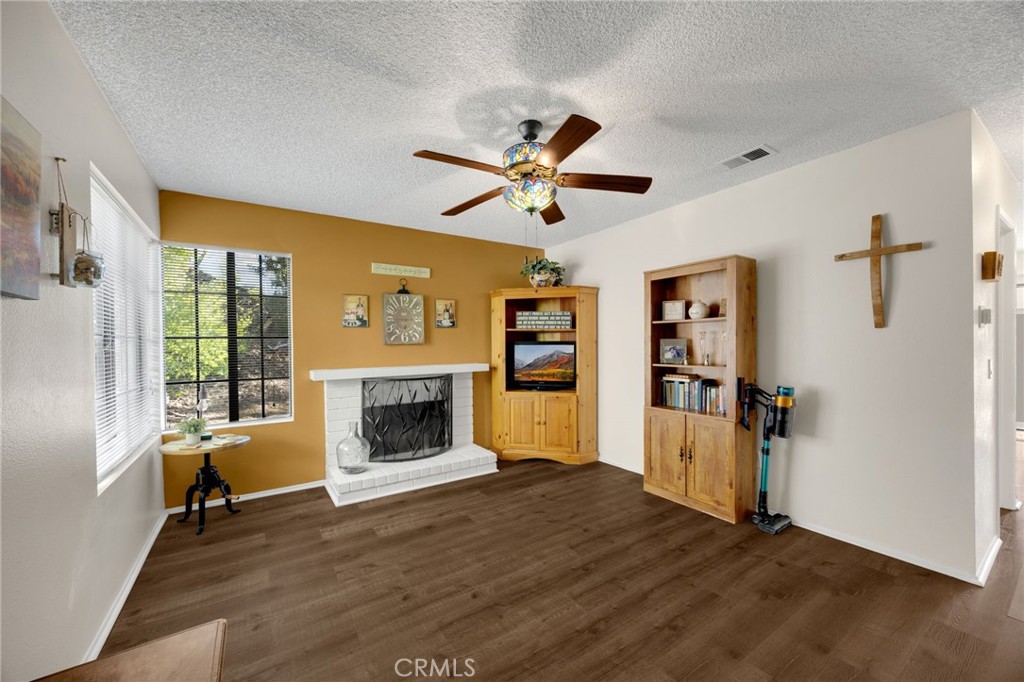 21725 Laurelrim D Property Photo 5