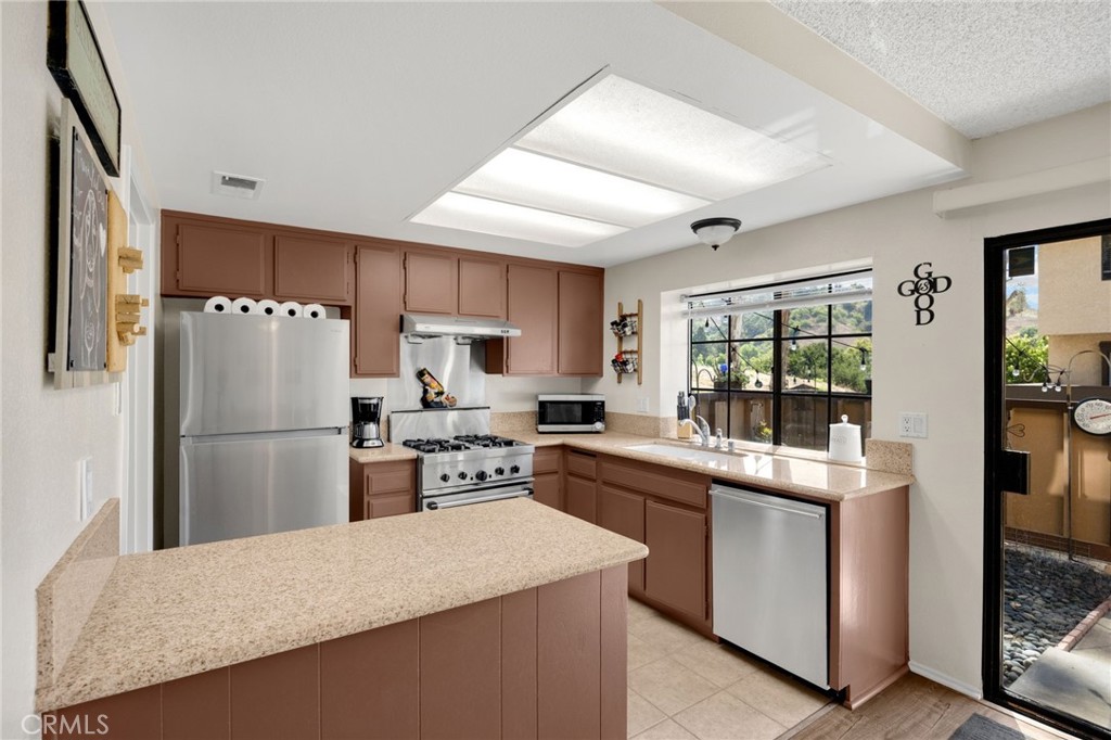 21725 Laurelrim D Property Photo 9