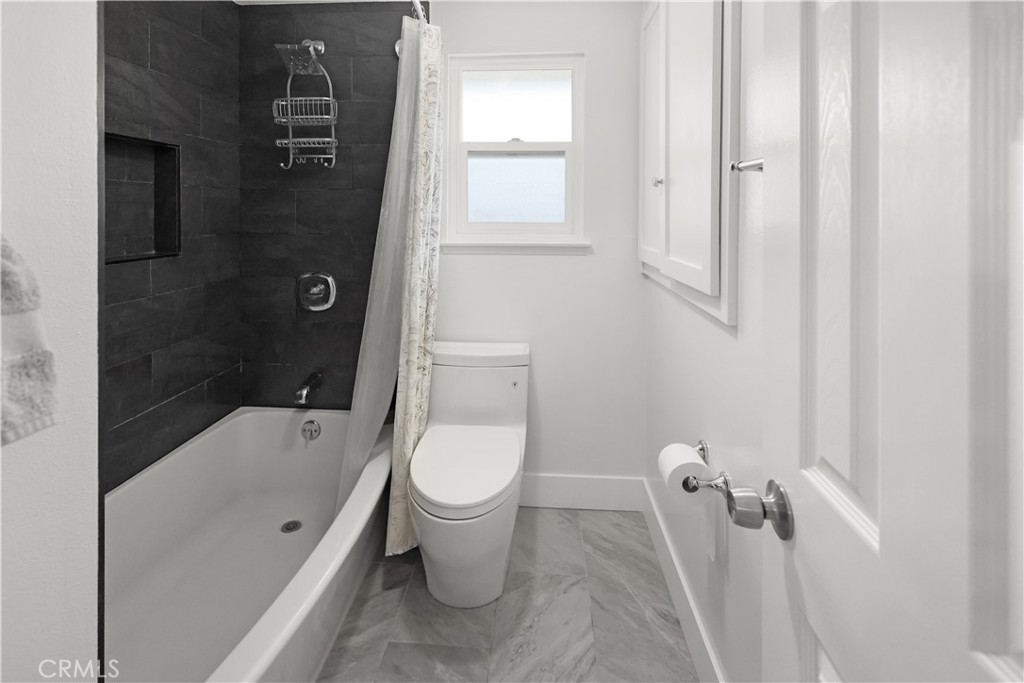 1111 E 1st Property Photo 25