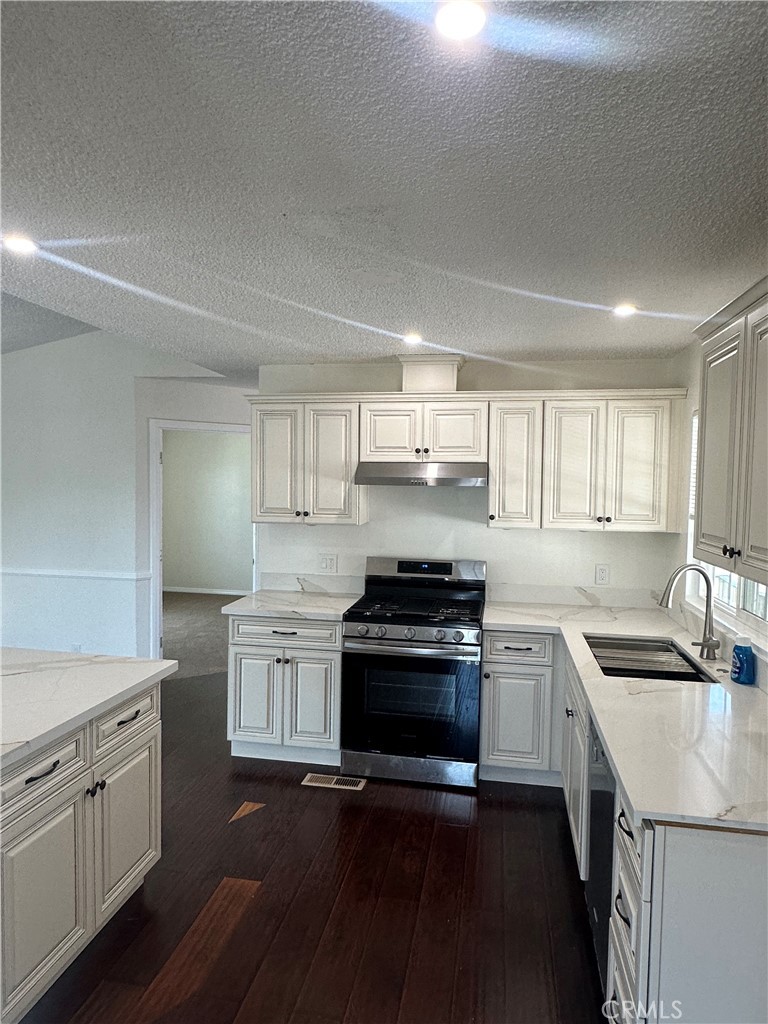 7142 Orangethorpe Property Photo 3