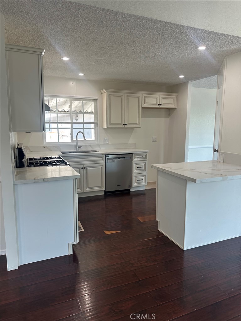7142 Orangethorpe Property Photo 4