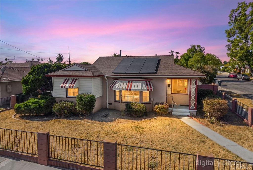 1517 W Borchard Avenue Property Photo 1