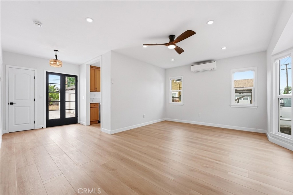 1334 N Sultana Property Photo 6