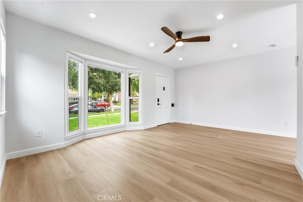 1334 N Sultana Property Photo 7