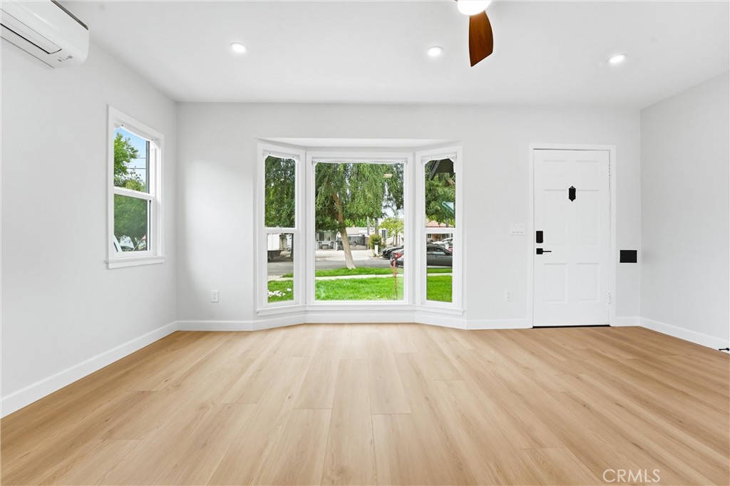 1334 N Sultana Property Photo 8
