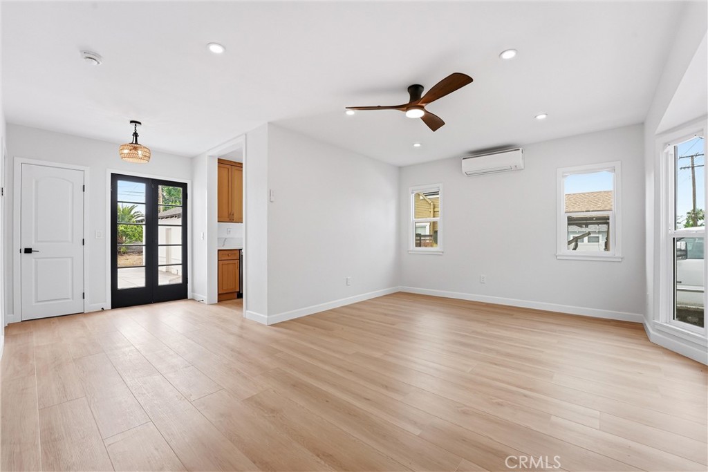1334 N Sultana Property Photo 15