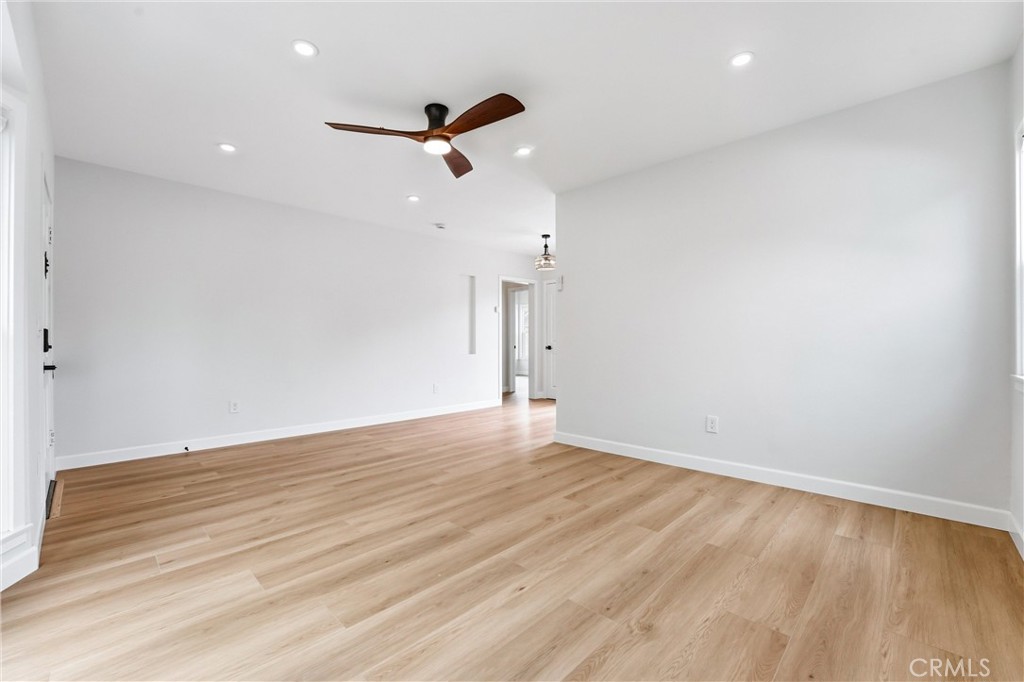 1334 N Sultana Property Photo 16
