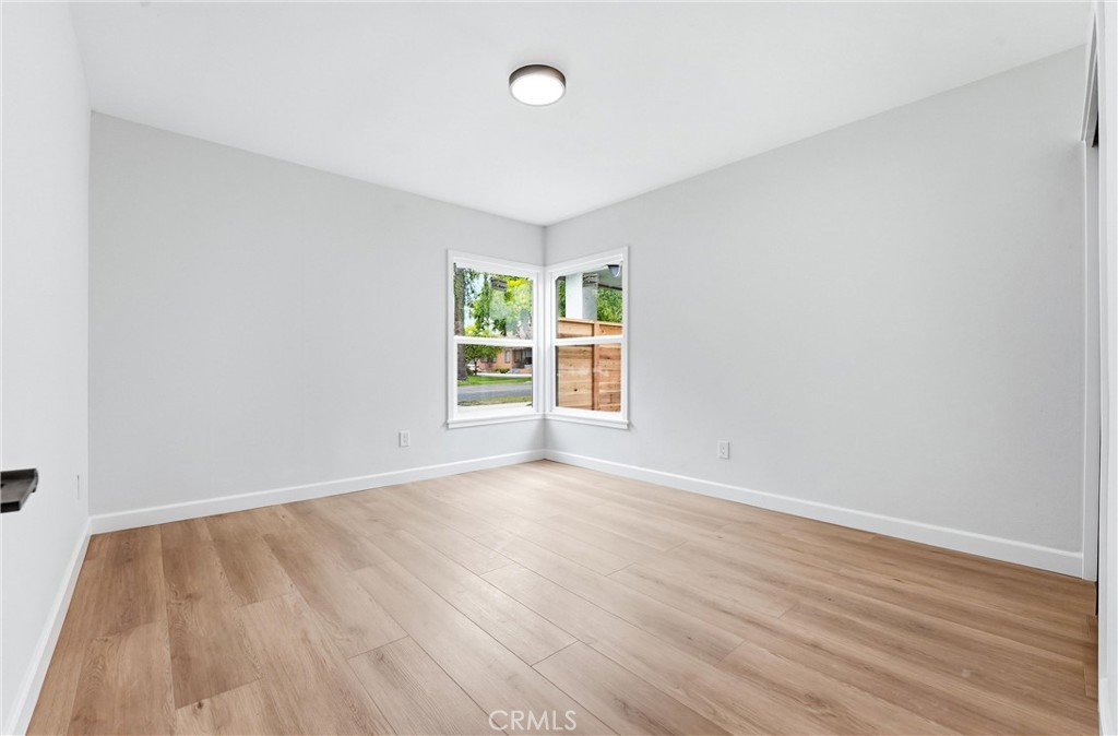 1334 N Sultana Property Photo 18